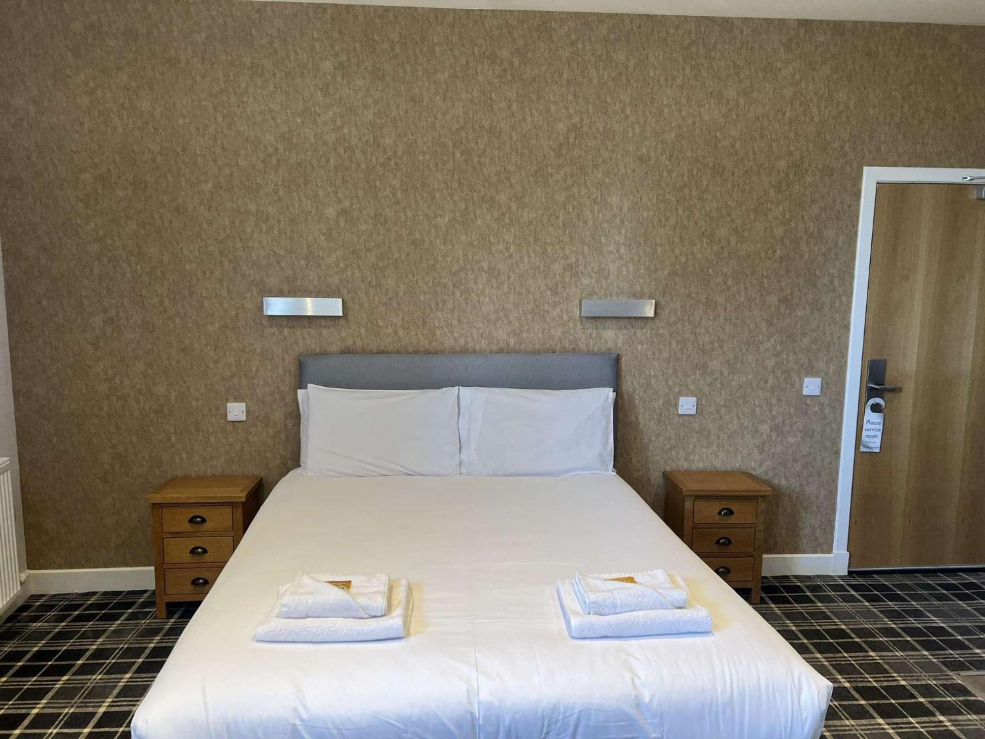 אינברנס Crown Hotel & Bar מראה חיצוני תמונה