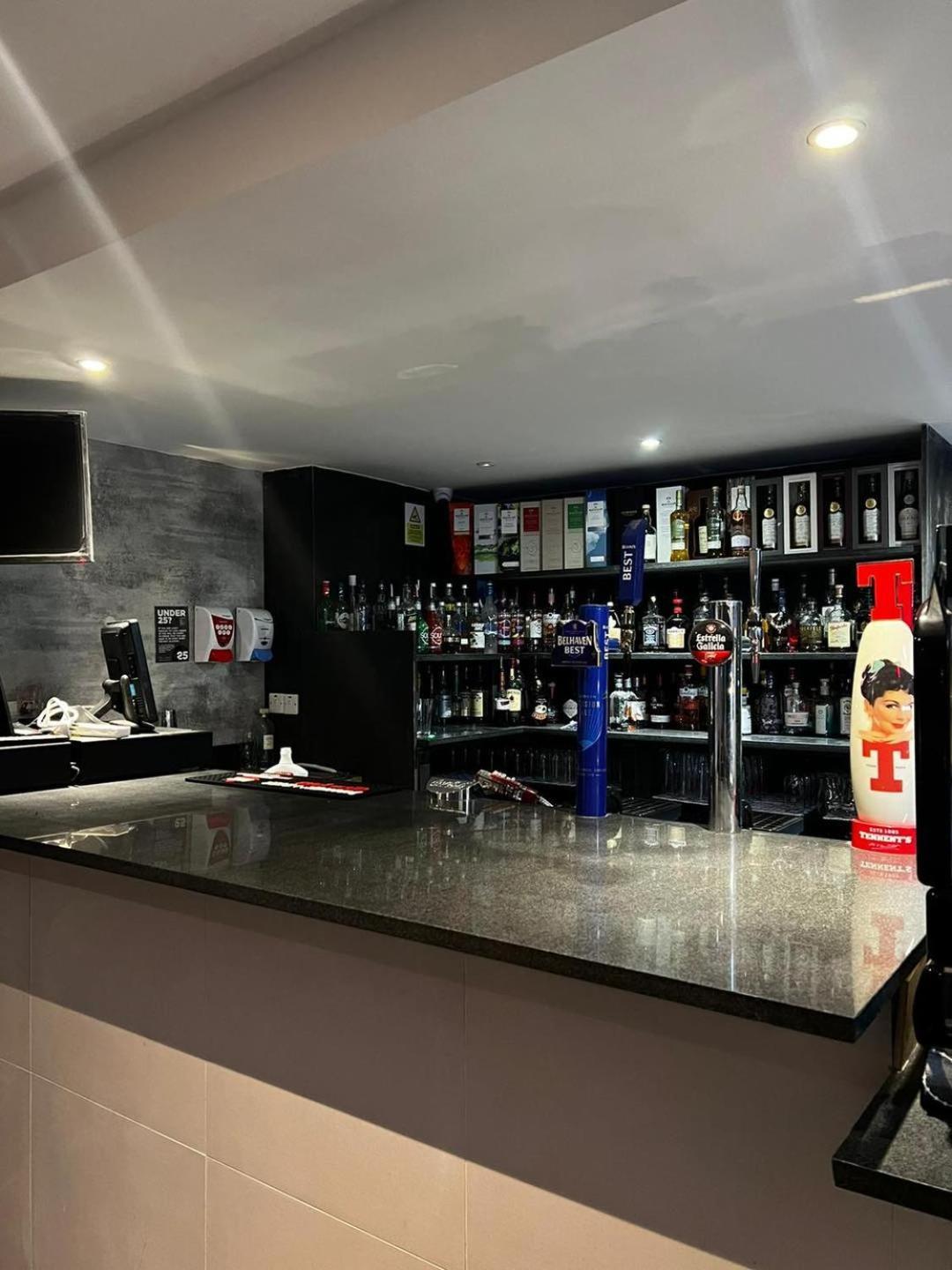 אינברנס Crown Hotel & Bar מראה חיצוני תמונה