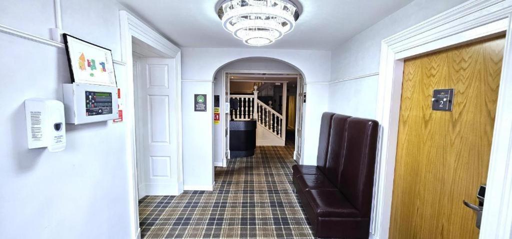 אינברנס Crown Hotel & Bar מראה חיצוני תמונה