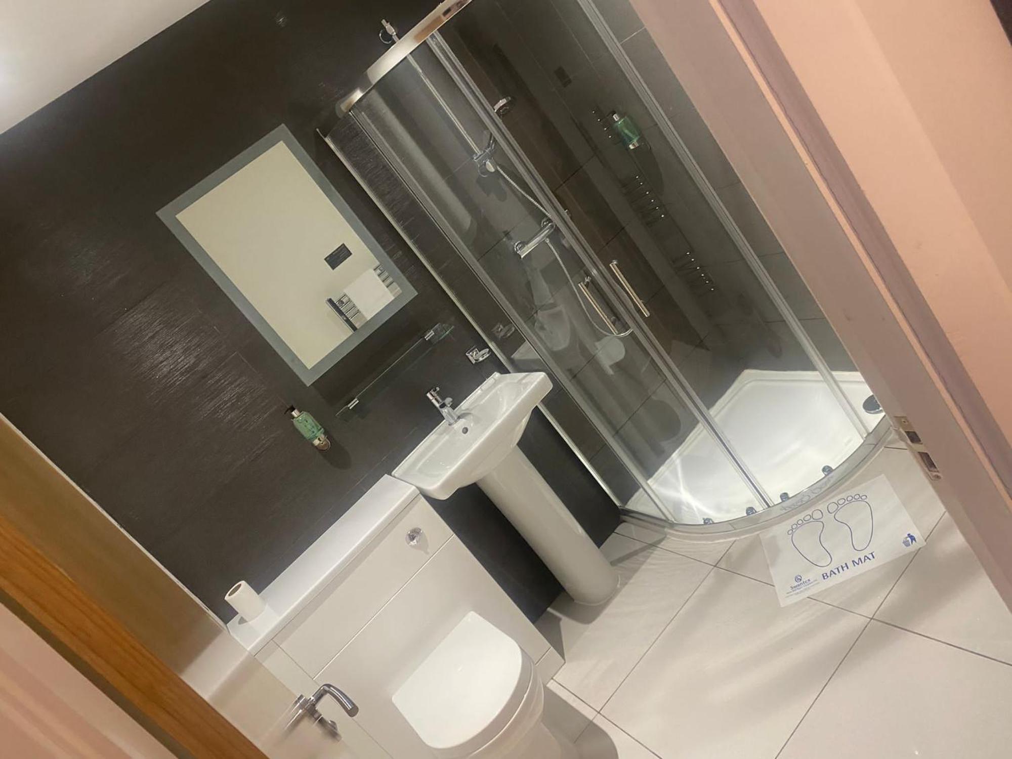 אינברנס Crown Hotel & Bar מראה חיצוני תמונה
