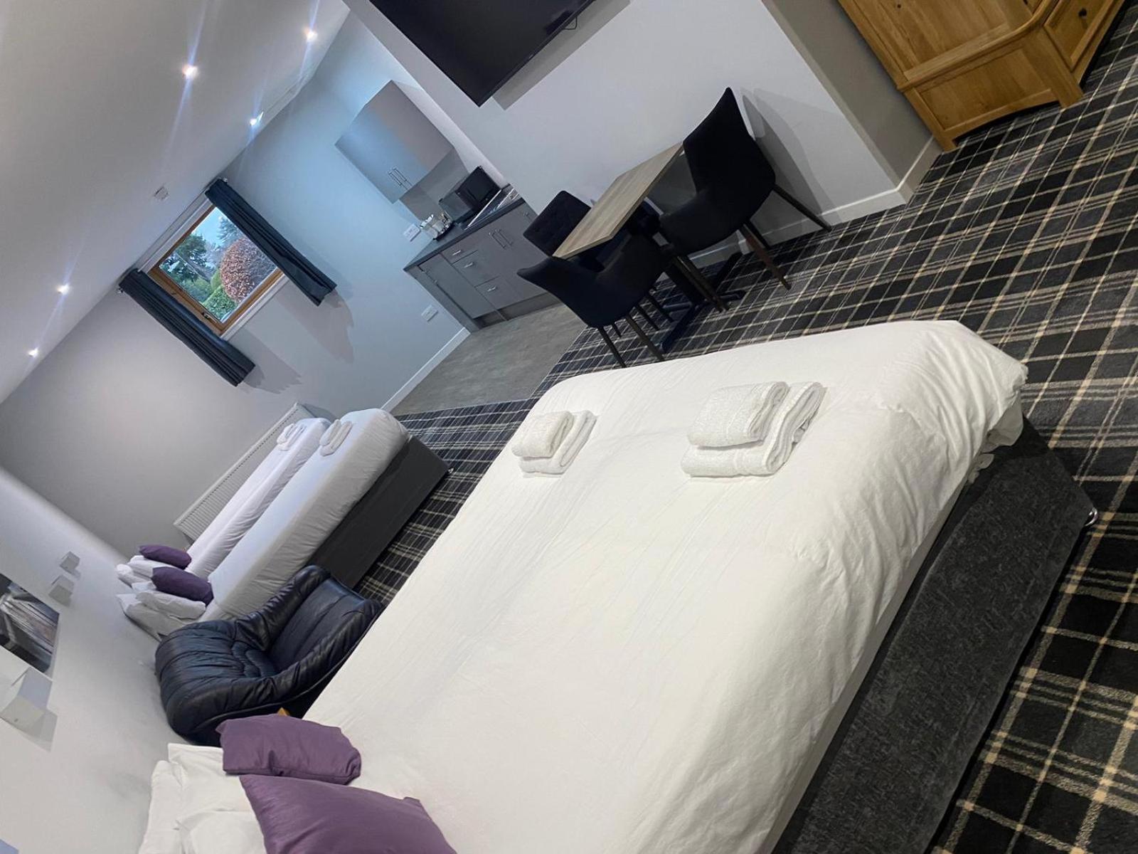 אינברנס Crown Hotel & Bar מראה חיצוני תמונה