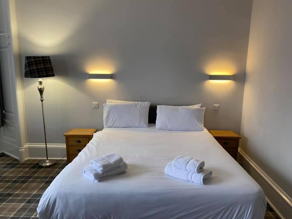 אינברנס Crown Hotel & Bar מראה חיצוני תמונה